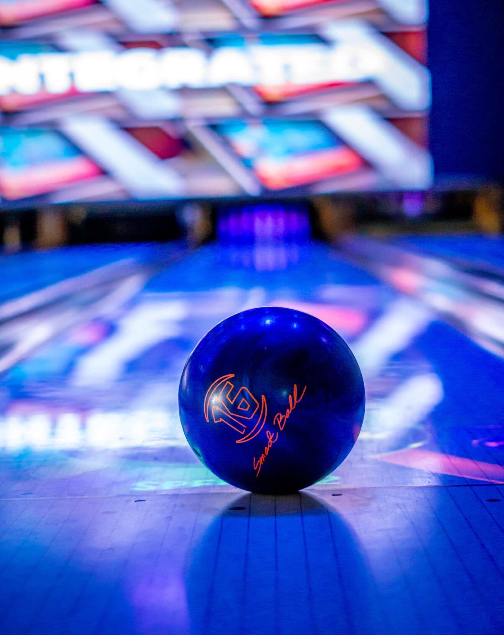 Eine beleuchtete Bowlingbahn bei Bowling Almere